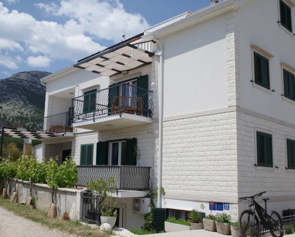Apartmani Sarbunal - the house from the street