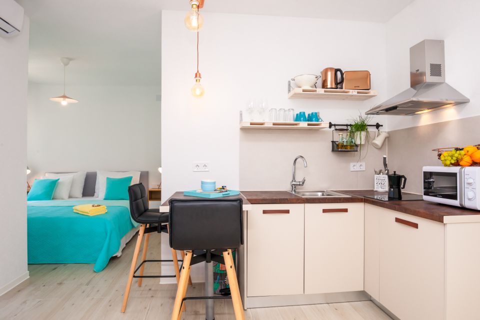 Studio A2, first floor - open-plan room with kitchen and bed