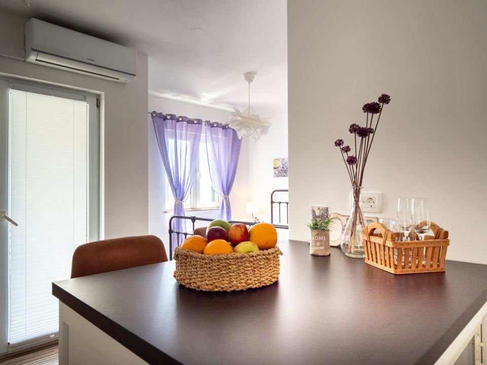 Studio A2, ground floor - open-plan room with kitchen and bed
